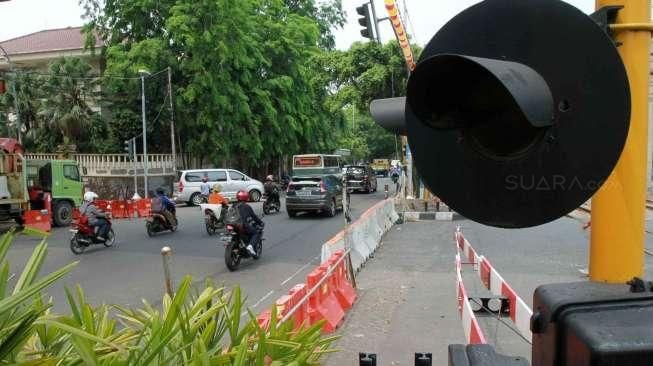 Pintu Kereta Api Patal Senayan Ditutup