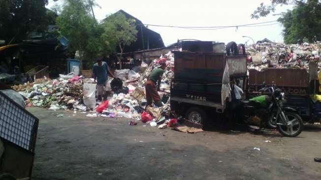 Sampah Menggunung di Pasar Minggu, Bau Busuk Menyeruak