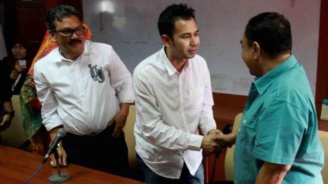 Raffi Ahmad mendatangi kantor PWI Pusat di Gedung Dewan Pers, Jalan Kebon Sirih, Jakarta, Rabu (4/11/2015), demi meminta maaf. [Suara.com/Oke Atmaja]
