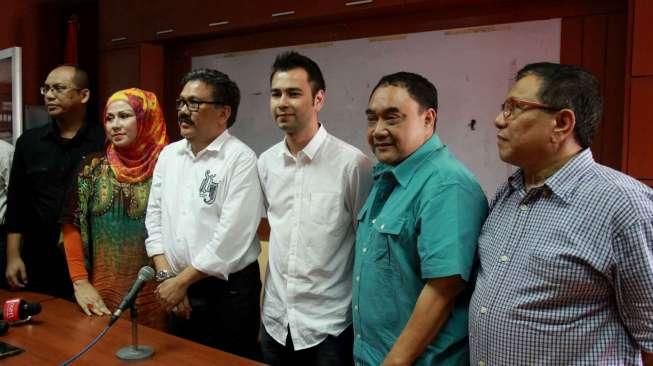 Raffi Ahmad mendatangi kantor PWI Pusat di Gedung Dewan Pers, Jalan Kebon Sirih, Jakarta, Rabu (4/11/2015), demi meminta maaf. [Suara.com/Oke Atmaja]