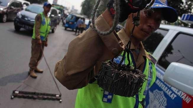 Operasi tersebut dilakukan untuk meminimalisir korban ranjau paku yang disebar oleh oknum yang tidak bertanggung jawab.