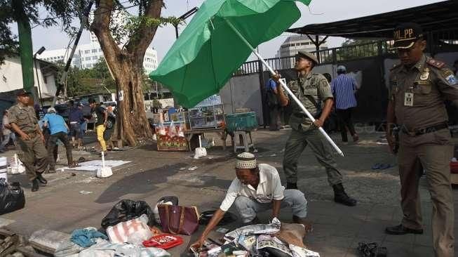 Penertiban tersebut dilakukan guna mengembalikan fungsi trotoar bagi para pejalan kaki. 