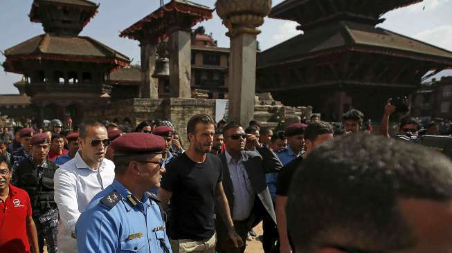 Legenda Manchester United David Beckham mengunjungi Bhaktapur, Nepal, dalam rangka acara penggalangan dana UNICEF (6/11) [Reuters/Navesh Chitrakar]