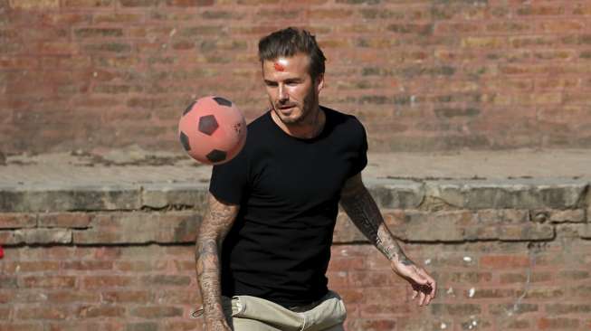 Legenda Manchester United David Beckham mengunjungi Bhaktapur, Nepal, dalam rangka acara penggalangan dana UNICEF (6/11) [Reuters/Navesh Chitrakar]