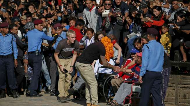 Legenda Manchester United David Beckham mengunjungi Bhaktapur, Nepal, dalam rangka acara penggalangan dana UNICEF (6/11) [Reuters/Navesh Chitrakar]