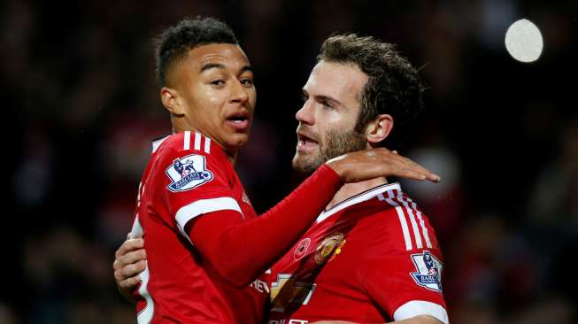 Pemain Manchester United Juan Mata merayakan golnya dari titik penalti dengan Jesse Lingard. Reuters / Andrew Yates Livepic