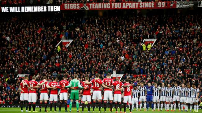Para pemain Manchester United dan West Brom mengheningkan cipta satu menit sebelum bertandang di Old Trafford. Reuters / Andrew Yates Livepic