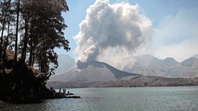 Erupsi Gunung Barujari Bawa Berkah Bagi Sopir Bus