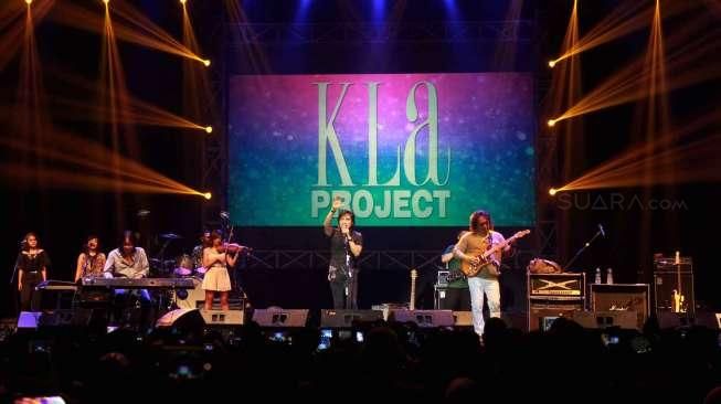 Group Band Kla Project yang digawangi Katon Bagaskara, Lilo dan Adi menghibur pengunjung festival reuni 90 di Istora Senayan, Jakarta, Sabtu (7/11).