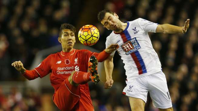 Pemain Liverpool Roberto Firmino berebut bola dengan pemain Palace James McArthur (9/11) [Reuters/Andrew Yates]