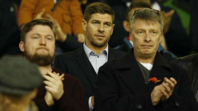 Pemain Legendaris Liverpool Steven Gerrard menyaksikan pertandingan Liverpool vs Crystal Palace di Anfield (9/11) [Reuters/Andrew Yates]