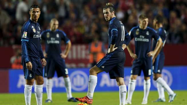 Reaksi pemain Real Madrid setelah gol pertama Sevilla di Stadion Ramon Sanchez Pizjuan, Senin (9/11). [Reuters/Marcelo del Pozo]