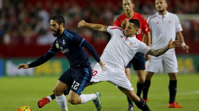 Aksi gelandang Real Madrid Isco saat bertandang ke markas Sevilla di Stadion Ramon Sanchez Pizjuan, Senin (9/11). [Reuters/Marcelo del Pozo]