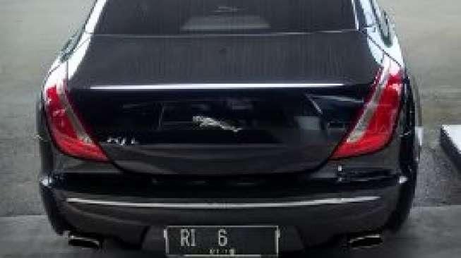 Ada Mobil Jaguar Berplat Nomor RI 6 Terpakir di DPR