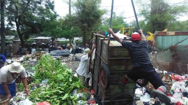 Lama Tidak Diangkut, Sampah Ini Menggunung Sampai 3 Meter!