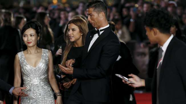 Pemain Real Madrid Cristiano Ronaldo menghadiri pemutaran perdana film 'Ronaldo' di London (10/11) [Reuters/Stefan Wermuth]