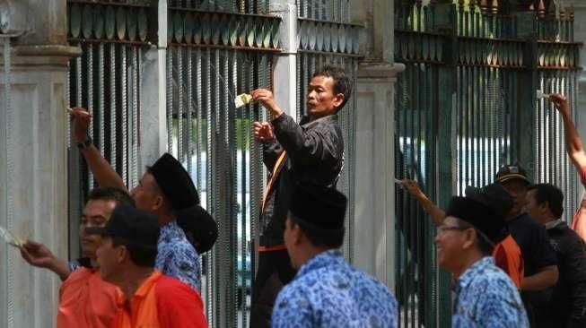 Ribuan Pegawai Pemerintah Ramai-ramai Cat Pagar Monas