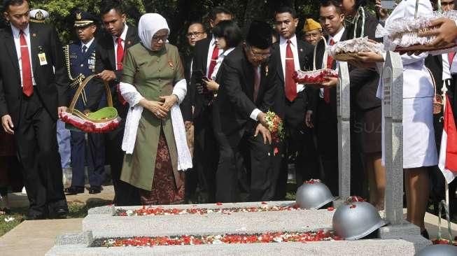 Dilanjutkan dengan prosesi tabur bunga di atas makam para tokoh nasional serta pahlawan revolusi.