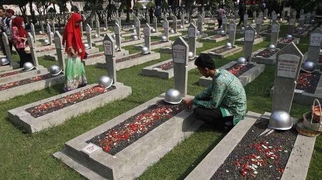 Protes Penggusuran, Warga Ancam Bongkar Makam Keluarganya di TMP