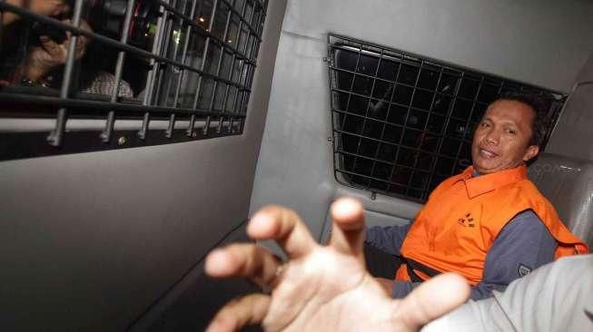 KPK resmi menahan empat anggota DPRD Sumut periode 2009-2014 dan 2014-2019, usai mereka diperiksa sebagai tersangka kasus dugaan suap, di Jakarta, Selasa (10/11/2015). [Suara.com/Oke Atmaja]