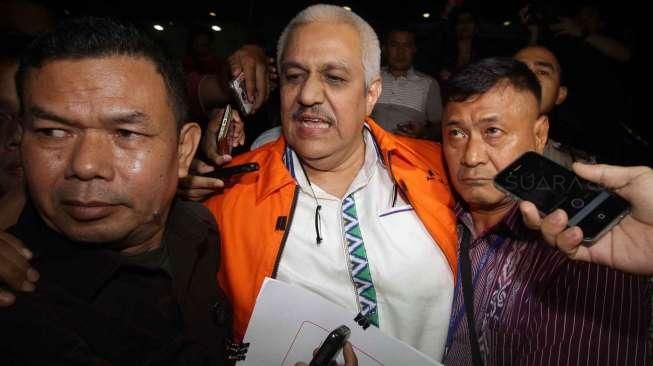 KPK resmi menahan empat anggota DPRD Sumut periode 2009-2014 dan 2014-2019, usai mereka diperiksa sebagai tersangka kasus dugaan suap, di Jakarta, Selasa (10/11/2015). [Suara.com/Oke Atmaja]