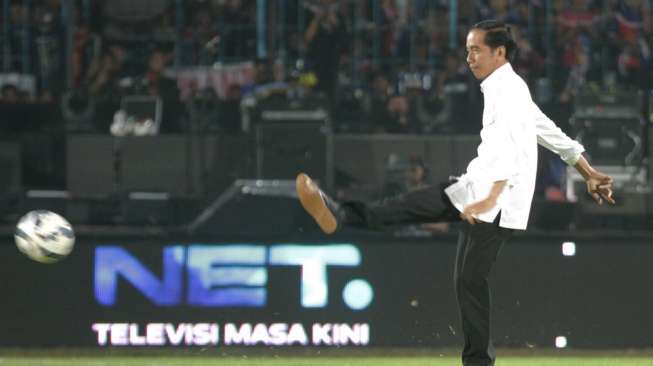 Jokowi Lakukan Tendangan Pertama, Pagar Stadion Maguwoharjo Dirubuhkan