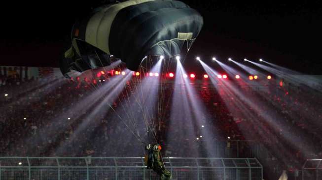 Penerjun TNI Piala Sudirman Tersangkut di Atap GBK