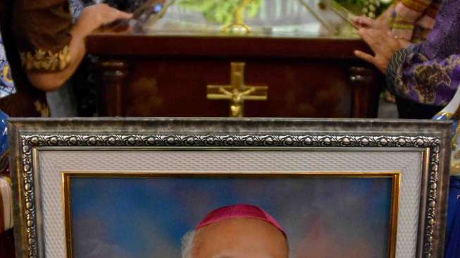 Uskup Agung Semarang Mgr Johannes Maria Pujasumarta meninggal dunia pada Selasa (10/11) malam.