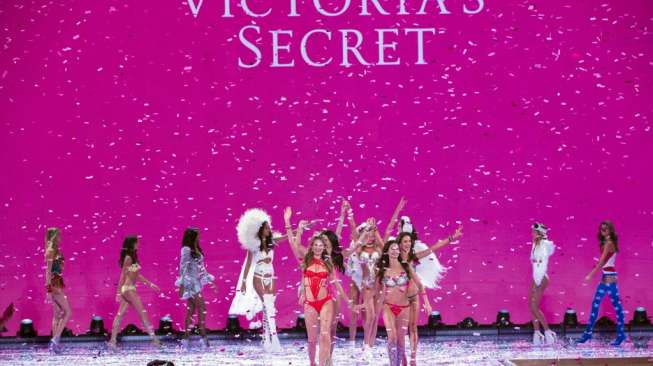 Pagelaran busana lingerie atau pakaian dalam merek ternama asal Amerika Serikat, Victoria's Secret berlangsung meriah di Manhattan, New York, Selasa (10/11/2015) [Reuters]