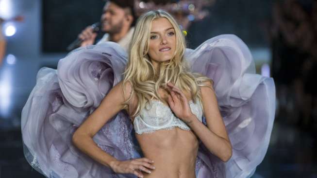 Pagelaran busana lingerie atau pakaian dalam merek ternama asal Amerika Serikat, Victoria's Secret berlangsung meriah di Manhattan, New York, Selasa (10/11/2015) [Reuters]