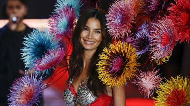 Pagelaran busana lingerie atau pakaian dalam merek ternama asal Amerika Serikat, Victoria's Secret berlangsung meriah di Manhattan, New York, Selasa (10/11/2015) [Reuters]