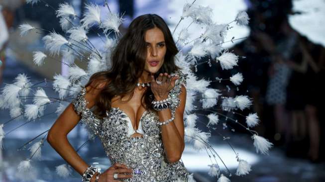 Pagelaran busana lingerie atau pakaian dalam merek ternama asal Amerika Serikat, Victoria's Secret berlangsung meriah di Manhattan, New York, Selasa (10/11/2015) [Reuters]