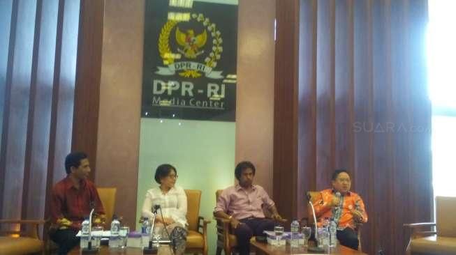 Diskusi di DPR dihadiri Wakil Ketua Komisi I DPR dari Fraksi PPP Syaifullah Tamliha, mantan Direktur Eksekutif Greenpeace Asia Tenggara Emmy Hafild, dan pakar hukum Margarito Kamis. [suara.com/Ummy Hadyah Saleh]