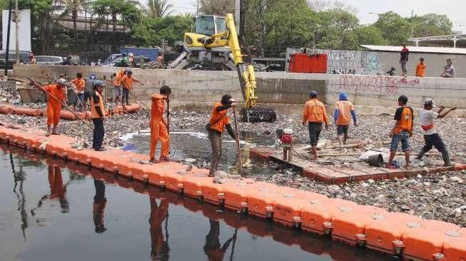 Pengerukan Sampah Kali Sentiong