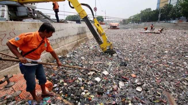 Pengerukan sampah di kali tersebut sebagai salah satu upaya mengantisipasi banjir.