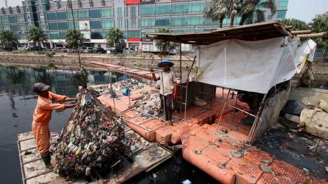 Pengerukan Sampah Kali Sentiong