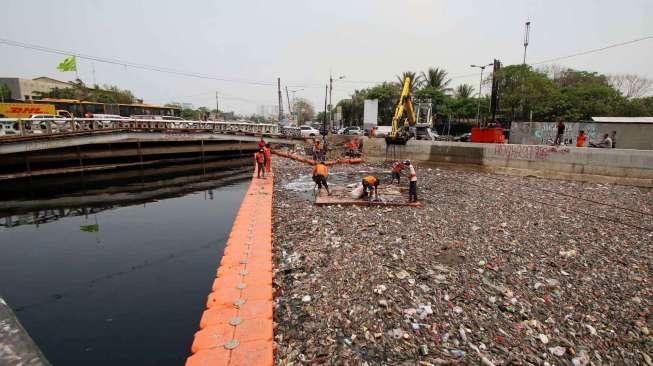 Pengerukan Sampah Kali Sentiong