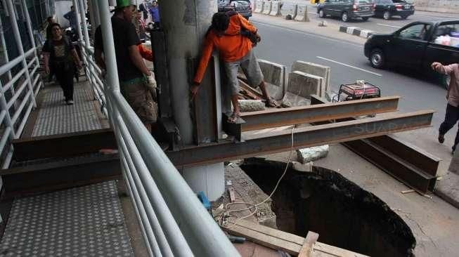 Penutupan JPO Polda Metro