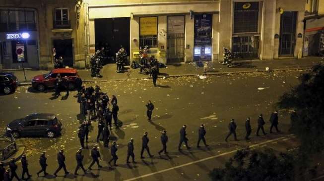 Polisi Prancis berjaga di sekitar Gedung Teater Bataclan pasca-serangan mematikan di Paris. [Reuters/Christian Hartmann]