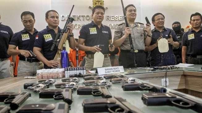 Direktorat Reserse Kriminal Umum Polda Metro Jaya merilis sebanyak lebih dari 100 pucuk barang bukti senjata api dan airsoft gun ilegal di Jakarta, Minggu (15/11/2015). [Suara.com/Kurniawan Mas'ud]