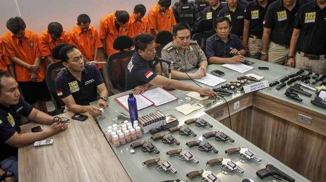 Direktorat Reserse Kriminal Umum Polda Metro Jaya merilis sebanyak lebih dari 100 pucuk barang bukti senjata api dan airsoft gun ilegal di Jakarta, Minggu (15/11/2015). [Suara.com/Kurniawan Mas'ud]