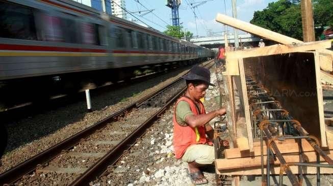 Pemasangan pagar itu bertujuan agar para penumpang kereta tidak melewati rel saat memasuki stasiun. 