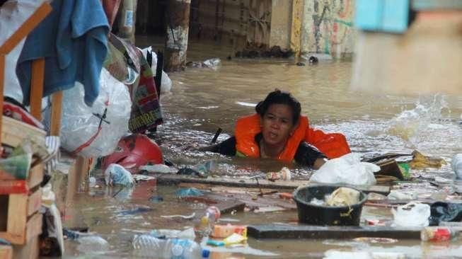 Hujan besar di wilayah Bogor dan sekitarnya membuat banjir sejumlah wilayah pemukiman di bantaran Sungai Ciliwung.