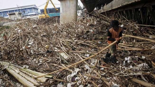 Tumpukan Sampah di Ciliwung
