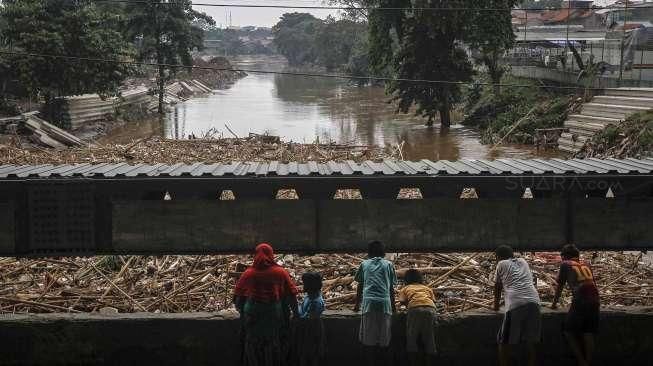 Tumpukan Sampah di Ciliwung