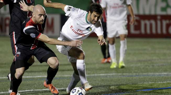 Pemain New York Cosmos Raul (kanan) berebut bola dengan pemain Ottawa Fury Jeremy Gagnon-Lazare. Reuters/Brendan McDermid