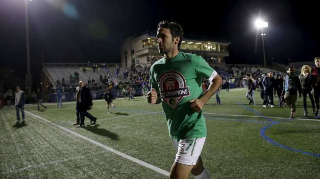 Pemain New York Cosmos Raul berlari kepinggir lapangan setelah skuatnya menang atas Ottawa Fury. Reuters/Brendan McDermid