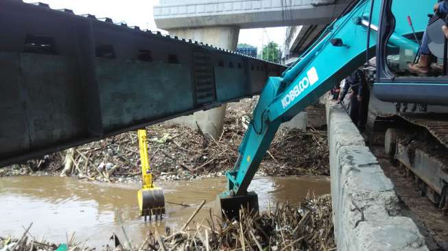 Hujan Juga Sebabkan 'Banjir' Sampah di Ciliwung
