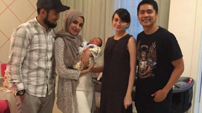 Bayi Donita Terlihat Nyaman Digendong Shireen Sungkar