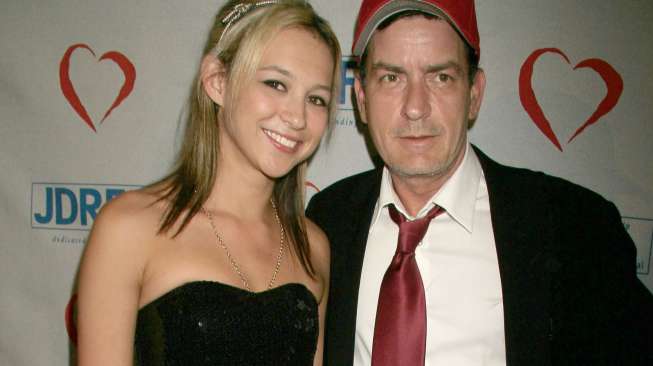 Mantan Pacar Bela Charlie Sheen yang Mengidap HIV